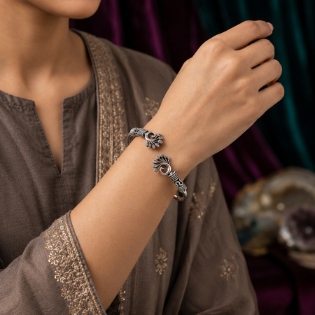 Vallari Twist Bangle